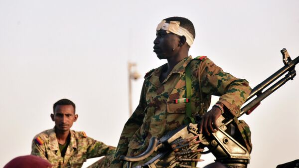 Суданские военные во время акции протеста у здания генштаба в Хартуме. 8 апреля 2019