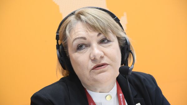 Директор природоохранных программ WWF России Виктория Элиас во время интервью на стенде Sputnik на форуме Арктика – территория диалога в Санкт-Петербурге. 9 апреля 2019 