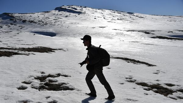 Турист на склоне горы Чатыр-Даг в Крыму