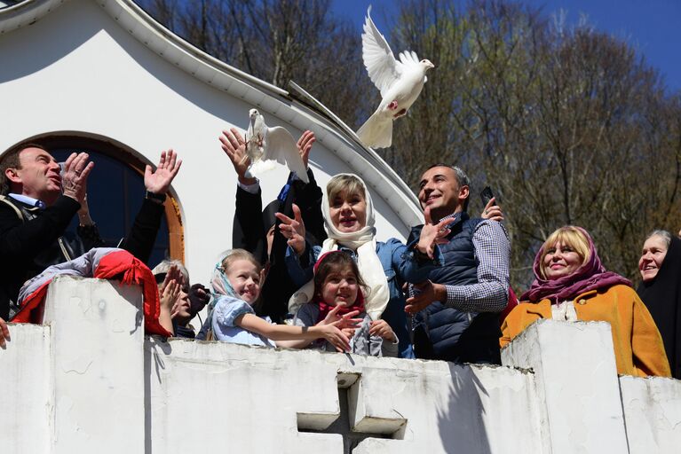 Священнослужители и прихожане выпускают в небо голубя в Троице-Георгиевском женском монастыре в праздник Благовещения Пресвятой Богородицы