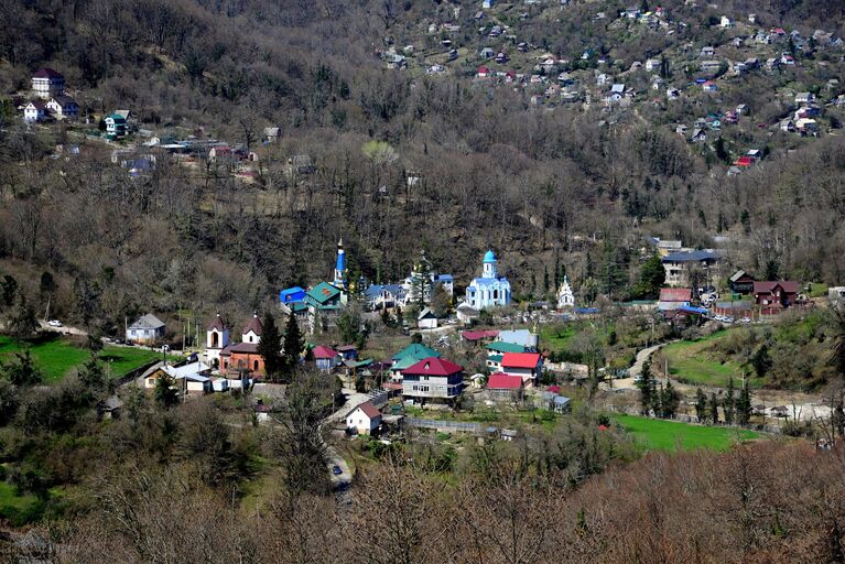 Храмовый комплекс Троице-Георгиевского женского монастыря в горной местности на берегу реки Псахо