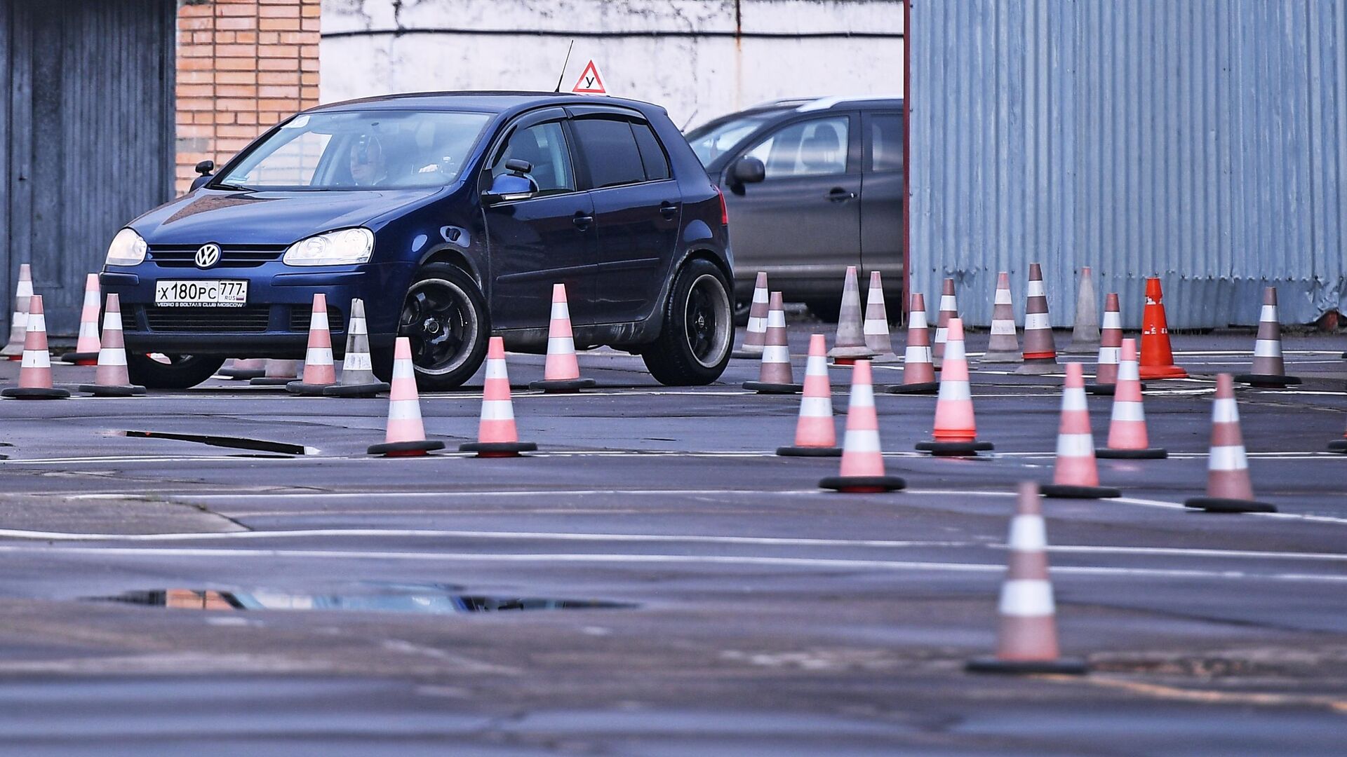 Сдача практического экзамена на право управления автотранспортом категории B   - РИА Новости, 1920, 25.11.2020