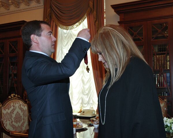 Президент России Дмитрий Медведев поздравил Аллу Пугачеву с днем рождения и вручил ей орден За заслуги перед Отечеством III степени
