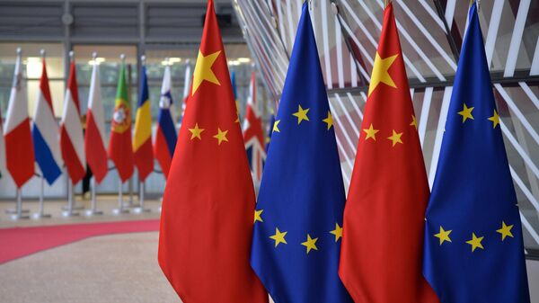 Флаги Европейского союза и государственные флаги КНР на саммите ЕС-КНР в Брюсселе. 9 апеля 2019