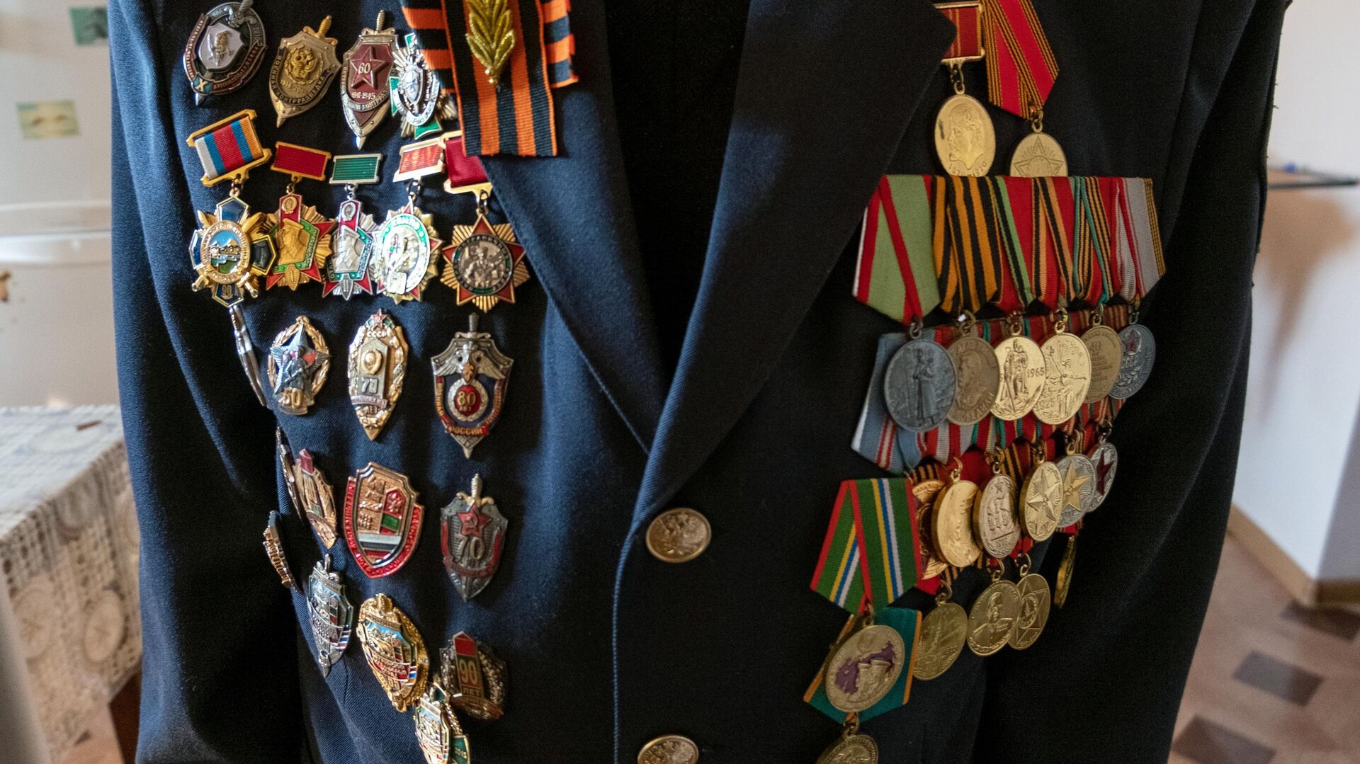 Кители с медалями ветеранов Великой Отечественной войны