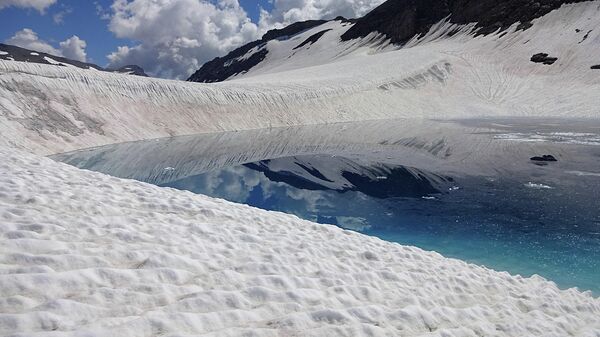 Альпийский ледник Плейн-Морт и озеро из талой воды