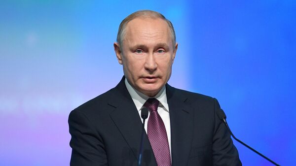 Президент РФ Владимир Путин выступает на пленарном заседании V Международного арктического форума Арктика – территория диалога в Санкт-Петербурге. 9 апреля 2019