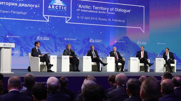  Президент РФ Владимир Путин на пленарном заседании V Международного арктического форума Арктика – территория диалога в Санкт-Петербурге. 9 апреля 2019