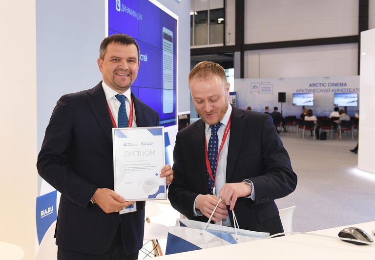 Заместитель главного редактора - директор главной дирекции информации МИА Россия сегодня Дмитрий Горностаев вручил диплом выпускающего редактора заместителю председателя правительства РФ Максиму Акимову на международном арктическом форуме Арктика – территория диалога Заместитель главного редактора - директор главной дирекции информации МИА Россия сегодня Дмитрий Горностаев вручил диплом выпускающего редактора заместителю председателя правительства РФ Максиму Акимову на международном арктическом форуме Арктика – территория диалога