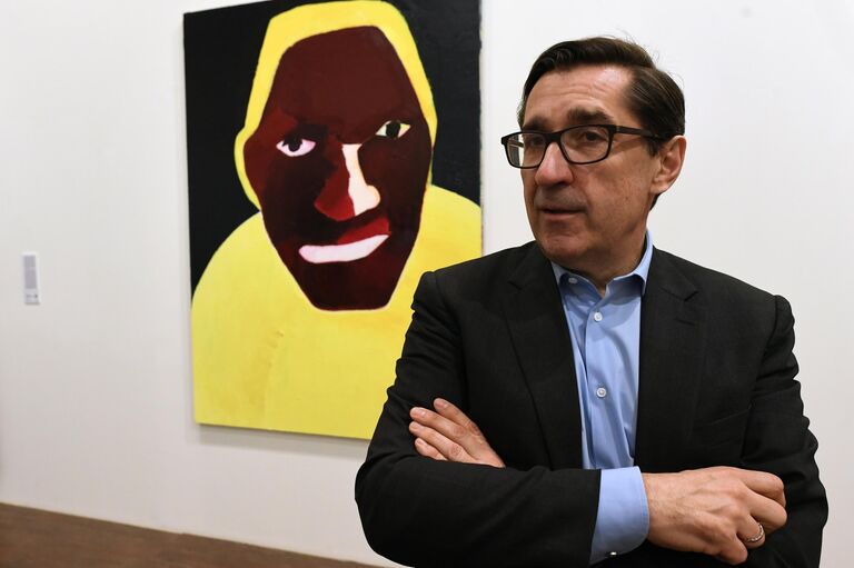 Галерист Владимир Овчаренко у картины Наталии Турновой Слышащий в одном из залов Московского музея современного искусства, где выставлены лоты аукциона Vladey