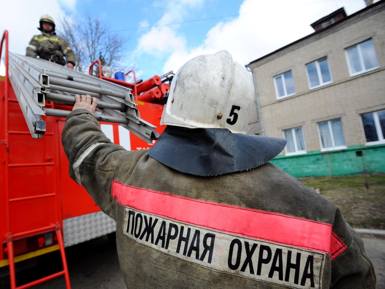 В Приморье начальник пожарной части спас из горящего дома троих детей - РИА  Новости, 16.11.2021