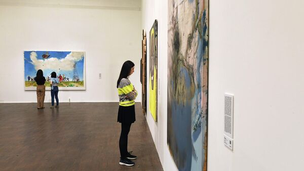 Посетительница у картины Наталии Турновой Слышащий в одном из залов Московского музея современного искусства, где выставлены лоты аукциона Vladey