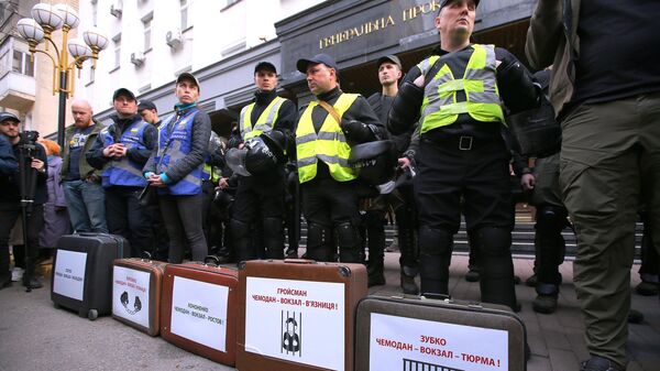 Полицейские во время акции националистов против Петра Порошенко в Киеве. 9 апреля 2019
