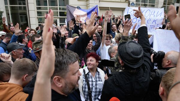 Участники акции против кандидата в президенты Украины Владимира Зеленского перед зданием его офиса в Киеве