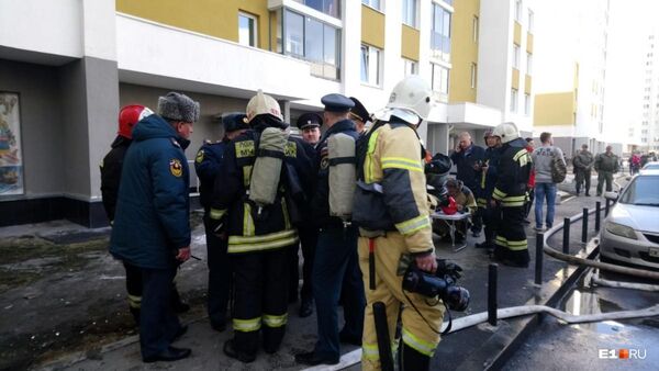 Спасатели около жилого дома в Екатеринбурге, где произошел взрыв. 10 апреля 2019