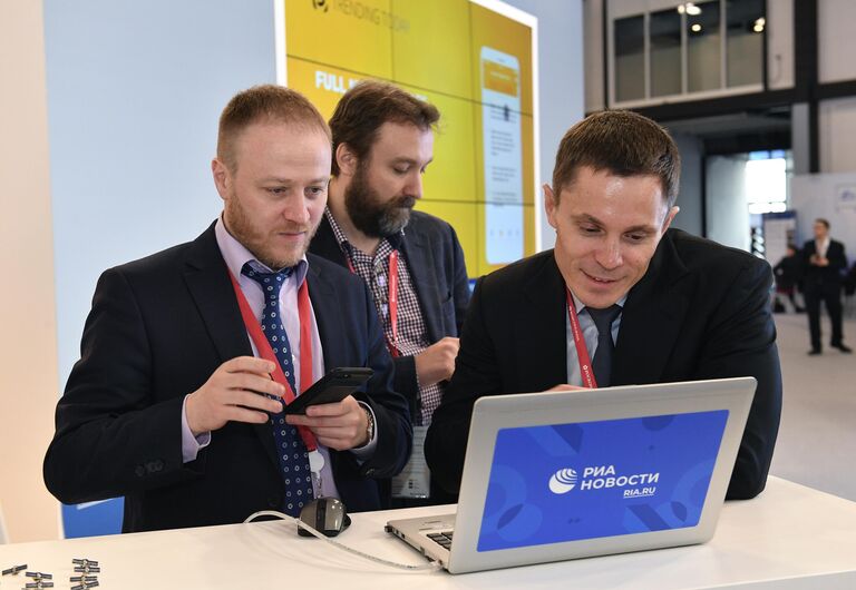 Руководитель Росстандарта Алексей Абрамов на стенде МИА Россия сегодня на международном арктическом форуме Арктика – территория диалога