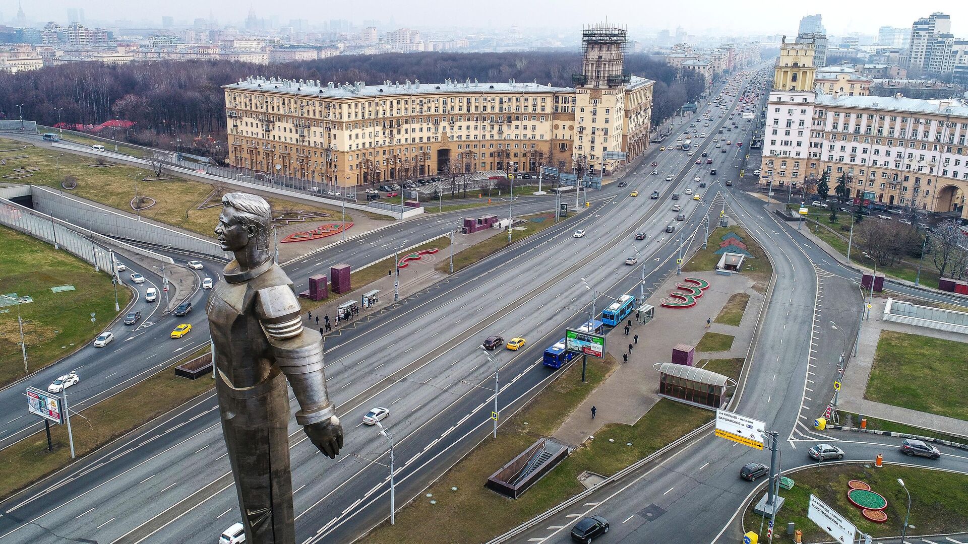 Памятник космонавту Юрию Гагарину на Ленинском проспекте в Москве - РИА Новости, 1920, 03.11.2021