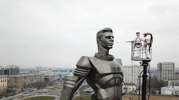 Профилактическая чистка памятника Юрию Гагарину в Москве