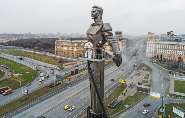 Памятник юрию гагарину на площади гагарина в москве россия | Премиум Фото