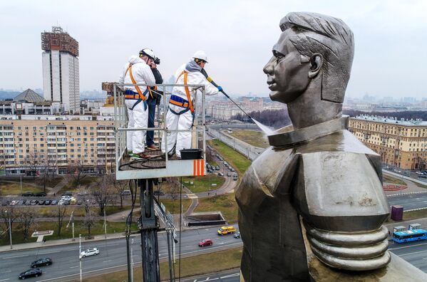 Работники коммунальных служб моют памятник космонавту Юрию Гагарину на Ленинском проспекте в Москве