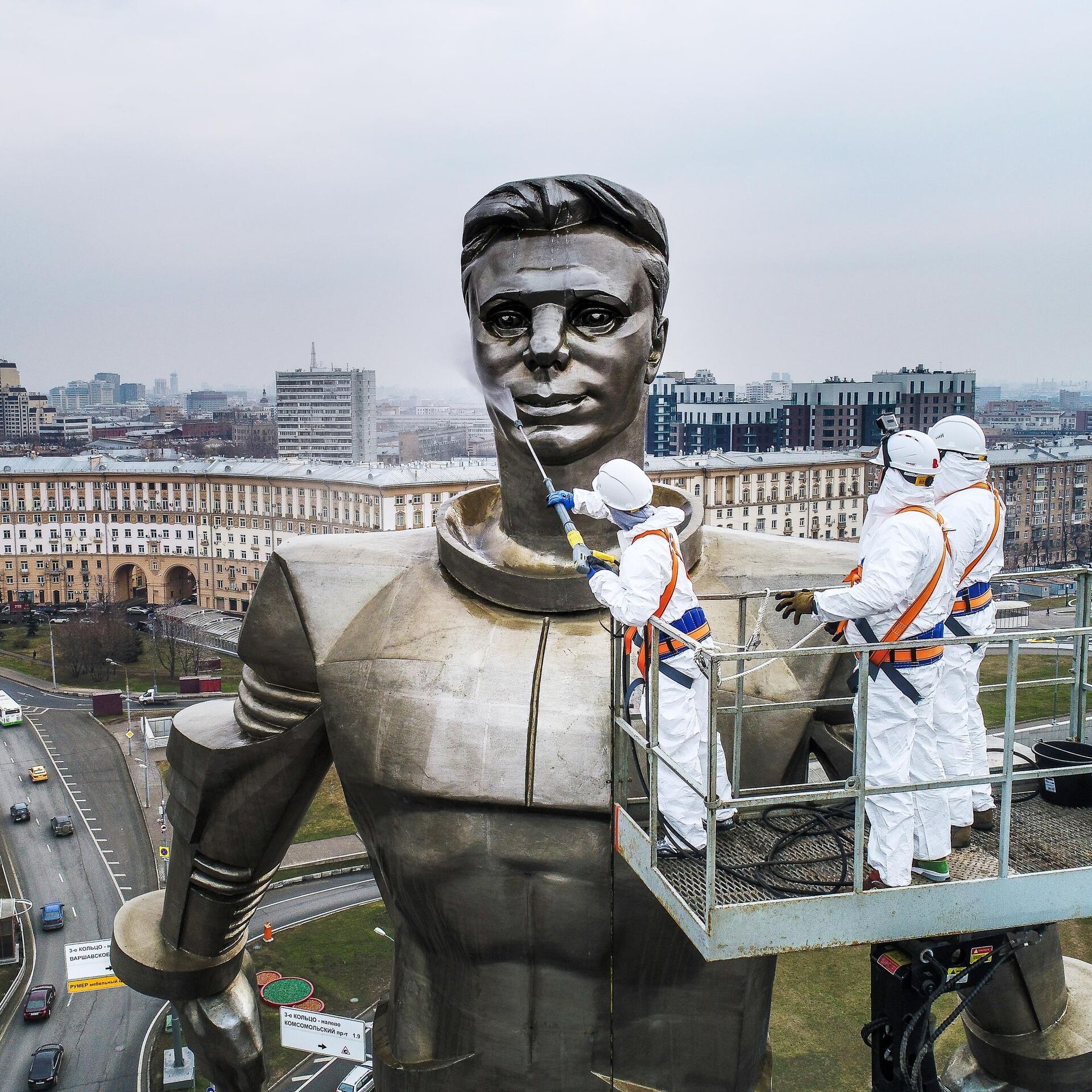 Памятник Ю. Гагарину на Ленинском проспекте