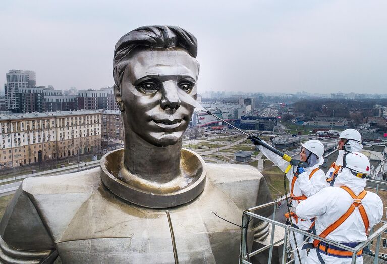 Мойка памятников в Москве после зимнего сезона