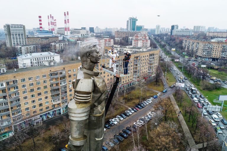 Мойка памятников в Москве после зимнего сезона