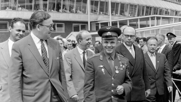 Юрий Гагарин, советский космонавт и первый человек в космосе, прибыл в аэропорт Хитроу, Лондон