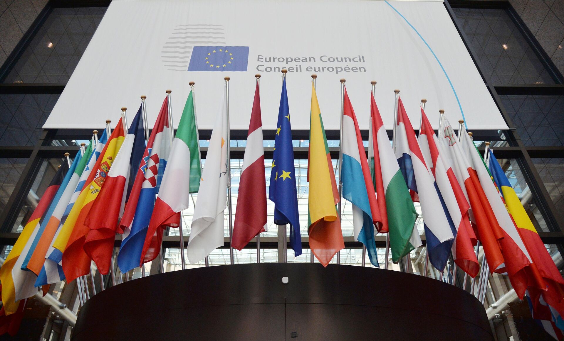 Флаги государств членов ЕС в здании Европейского Совета в Брюсселе - РИА Новости, 1920, 10.08.2022