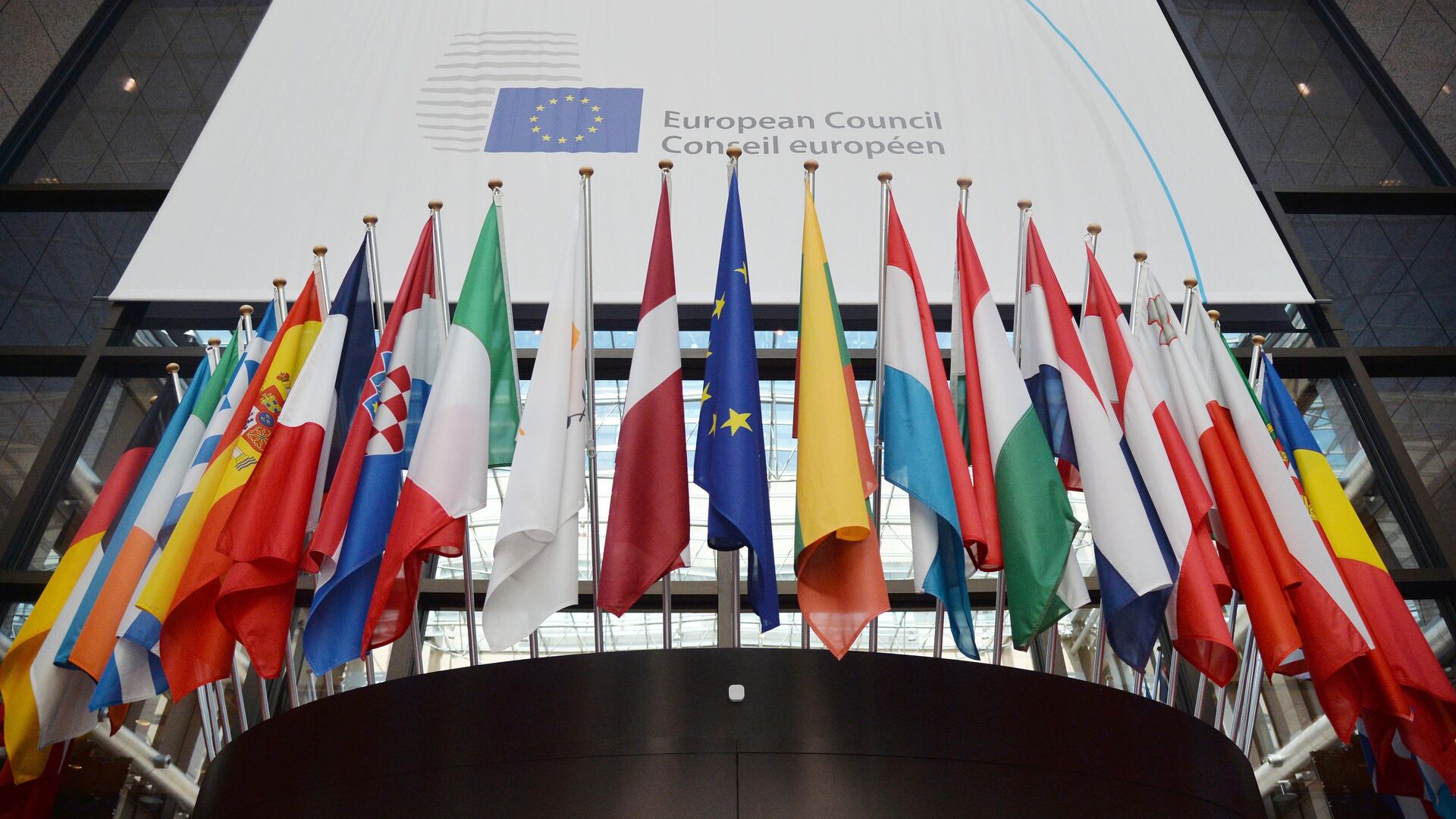 Флаги государств членов ЕС в здании Европейского Совета в Брюсселе - РИА Новости, 1920, 28.06.2024