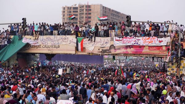 Участники акции протеста против президента страны Омара аль-Башира у здания Министерства обороны в Хартуме, Судан. 10 апреля 2019