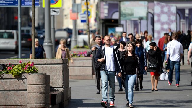 Прохожие на тверской улице в Москве