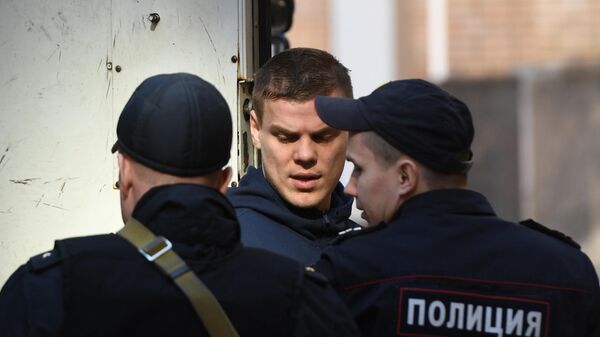 Футболист Александр Кокорин, обвиняемый в хулиганстве и побоях, у здания Пресненского суда Москвы. 11 апреля 2019