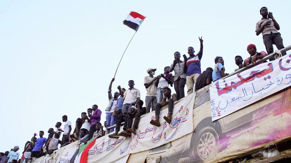 Акция протеста у здания министерства обороны в Хартуме