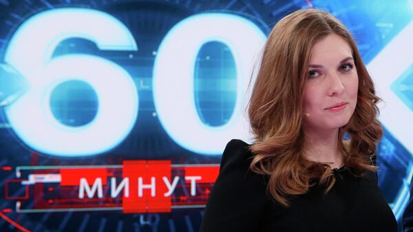 Телеведущая Ольга Скабеева в студии программы 60 минут