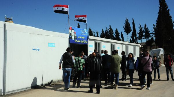 Журналисты у лагеря беженцев на юге Дамаска