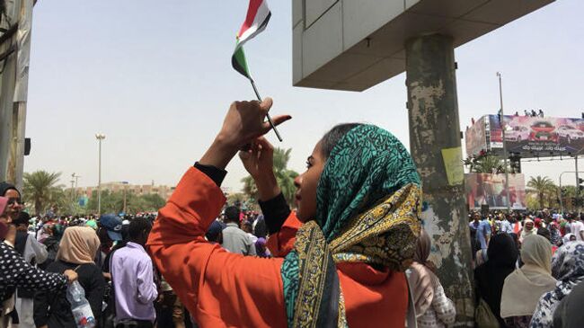 Протестующие против президента страны Омара аль-Башира у комплекса зданий Министерства обороны в Хартуме, Судан. 11 апреля 2019