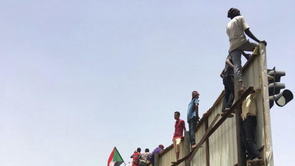 Протестующие против президента страны Омара аль-Башира у комплекса зданий Министерства обороны в Хартуме, Судан. 11 апреля 2019
