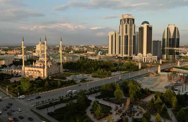Вид на центральную мечеть Сердце Чечни имени Ахмата Кадырова и здания высотного комплекса Грозный сити в Грозном