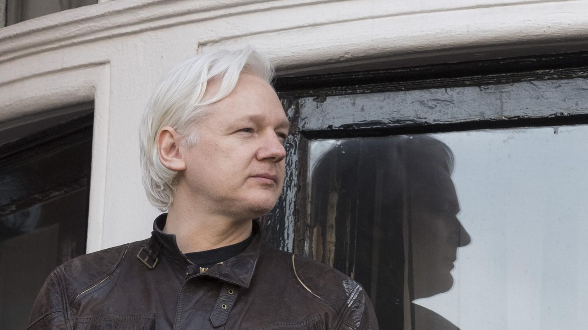 Сооснователь WikiLeaks Джулиан Ассанж на балконе здания посольства Эквадора в Лондоне - РИА Новости, 1920, 30.09.2020