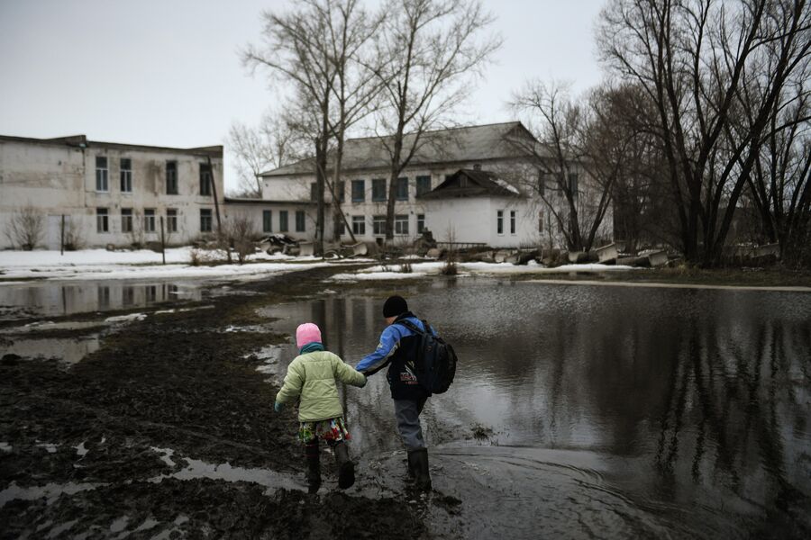 Дети идут в школу в деревне Аполлоновка