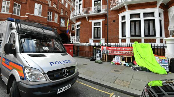 Автомобиль полиции у здания посольства Эквадора в Лондоне, Великобритания. 11 апреля 2019