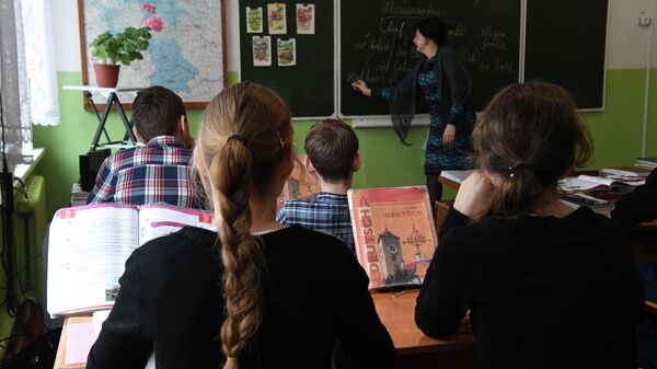 Урок немецкого языка в школе в деревне Аполлоновка