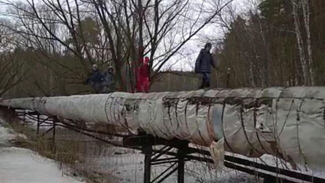 Дети, идущие в школу по трубам теплотрассы, в Новосибирске