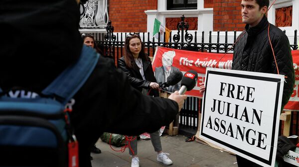 Сторонник Джулиана Ассанжа беседует с журналистами у здания посольства Эквадора в Лондоне, Великобритания. 11 апреля 2019