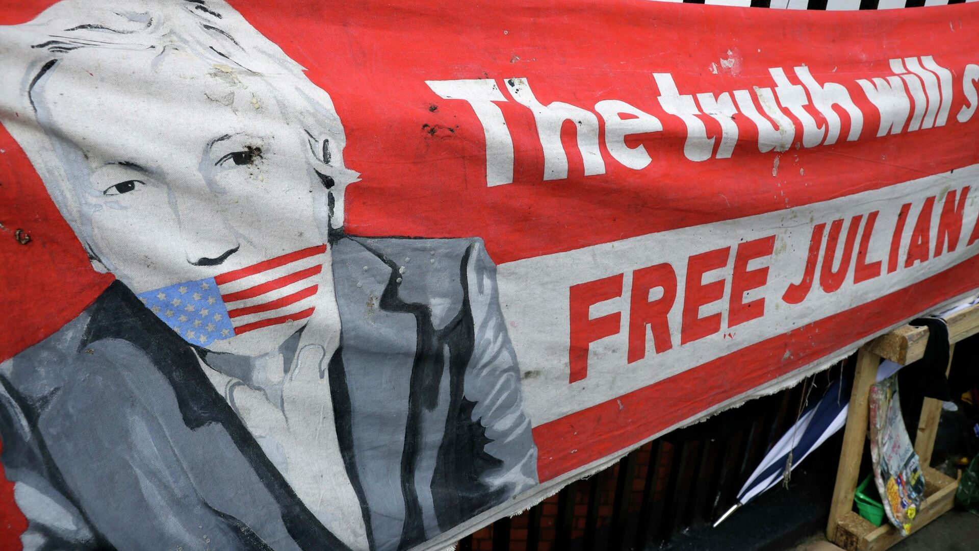 Баннер с изображением основателя WikiLeaks Джулиана Ассанжа у здания посольства Эквадора в Лондоне, Великобритания. 11 апреля 2019  - РИА Новости, 1920, 04.01.2021