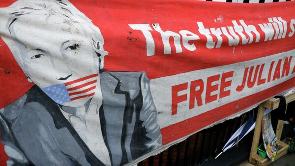 Баннер с изображением основателя WikiLeaks Джулиана Ассанжа у здания посольства Эквадора в Лондоне, Великобритания. 11 апреля 2019 