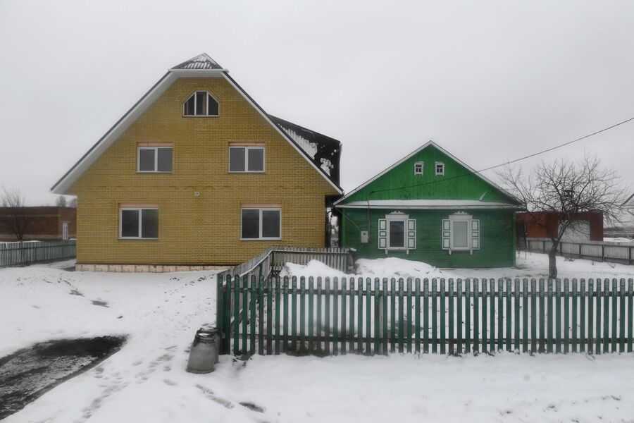Старый и новый дом в деревне Аполлоновка