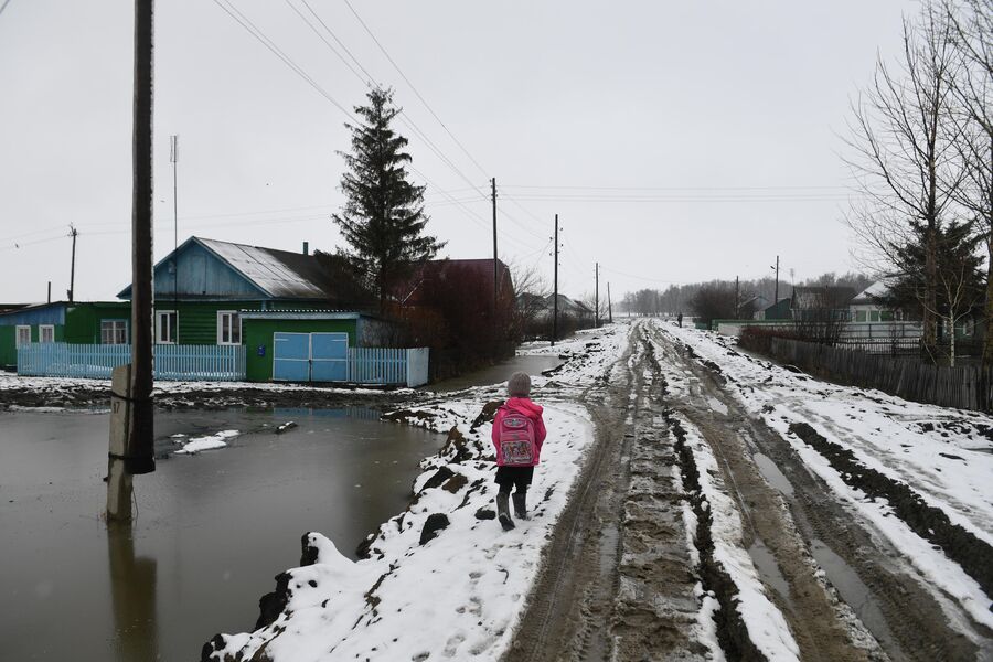 Ребенок идет в школу в деревне Аполлоновка