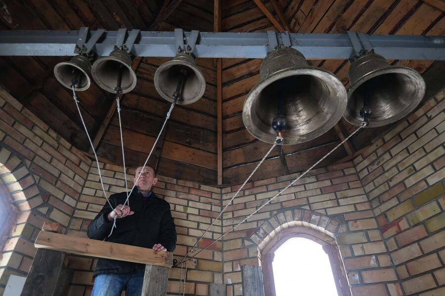 Анатолий Макаров звонит в колокола в православном храме в деревне Аполлоновка